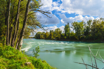 Fluß im Herbst mit buntem Laub und Bäumen
