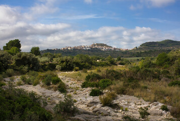 Fototapeta na wymiar The town of Cervera del maestre on the hill