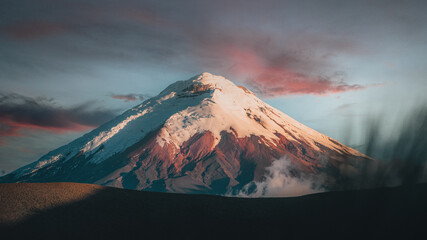 Volcán Cotopaxi en el atardecer, Andes Ecuatorianos.