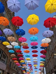 Fototapeta na wymiar parapluies colorés