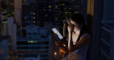 Woman feel tied on her eye with use of tablet computer at night