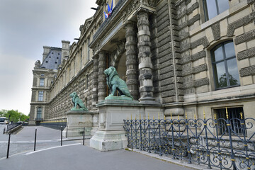 Obraz premium Louvre Museum in the center of Paris