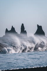 Welle vor Felsen in Island am Meer bei Sturm
