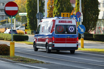 Karetka medyczna ratunkowa na sygnale przy w drodze z pomocą do wypadku na drodze. 