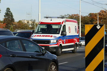 Karetka medyczna ratunkowa na sygnale przy w drodze z pomocą do wypadku na drodze.  - obrazy, fototapety, plakaty