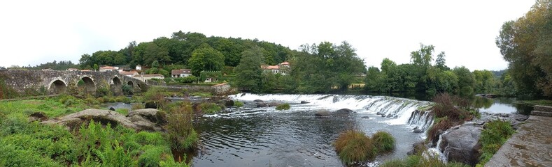 Fototapeta na wymiar view of the Tambre river at Ponte Maceira, Galicia, Spain