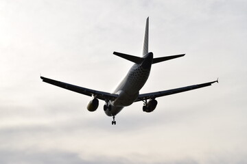 Fototapeta na wymiar Avión sobrevolando aeropuerto.