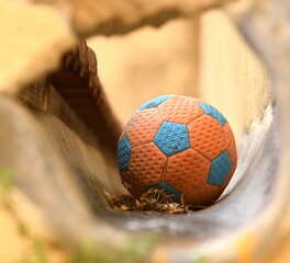 Lederner Fußball in einer Kuhle