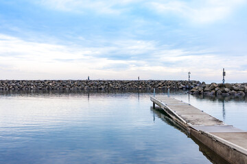 Obraz premium Minimal landscape, jetty with port for boats, jets. Clear blue lake reflects clouds blur sky in a tranquility scene. Beautiful horizon tropical nature landscape background with copy space