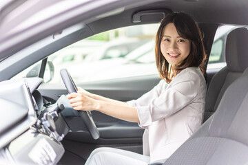車を運転するビジネスウーマン