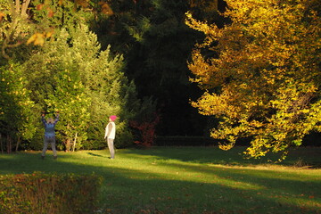 Dwie kobiety ćwiczą w parku jesienią, Wrocław, Polska - obrazy, fototapety, plakaty