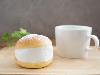 マリトッツォとコーヒーカップ