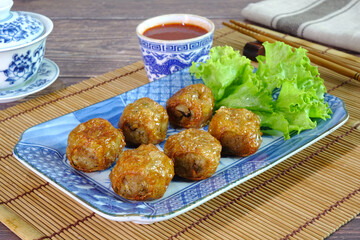 Crab jujube (Hoi jo) is a Chinese dish from Chaozhou which contains a set of small deep-fried, jujube fruit-shaped, crab cakes wrapped into roll with sheet of tofu skin and cut into bite-sized pieces