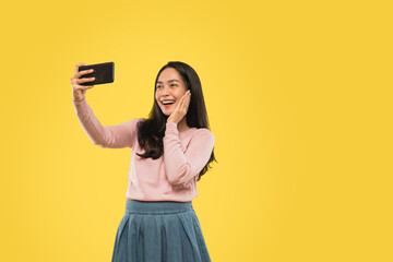 Naklejka premium attractive Asian woman selfie using a smartphone