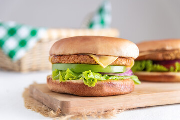Vegan burger, hamburguesa vegetariana sobre una tabla de madera 