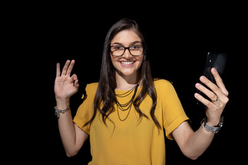 Mujer feliz aprobando