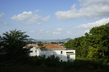 Fototapeta na wymiar 구름이 있는 맑은 하늘과 마을의 풍경입니다.