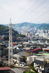 Obraz premium 住宅地の中に架けられた高圧線 