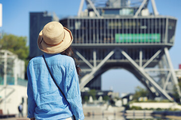 名古屋テレビ塔を眺める女性の後ろ姿