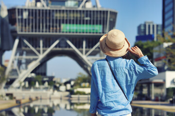 名古屋テレビ塔を眺める女性の後ろ姿