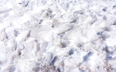 Fondo de nieve blanca con pisadas. Invierno.