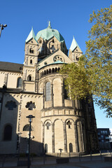 Fototapeta na wymiar Kirche Quirinus-Münster in Neuss, NRW, Deutschland