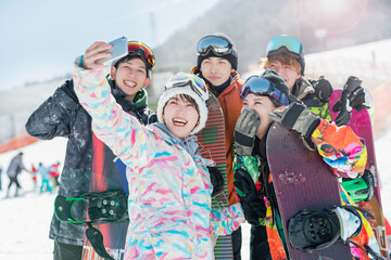 スキー場で遊ぶ大学生達