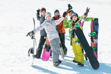 スキー場で遊ぶ大学生達