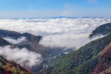 Vallata ricoperta dalla nebbia
