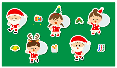 サンタクロースの仮装をしている子供たちとクリスマスアイテム