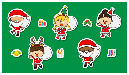 サンタクロースの仮装をしている子供たちとクリスマスアイテム