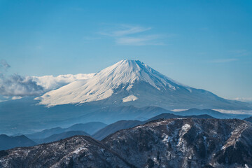 Fototapeta na wymiar 大山山頂から見た富士山と丹沢の山々【Mt. Fuji and mountains of Tanzawa in winter】
