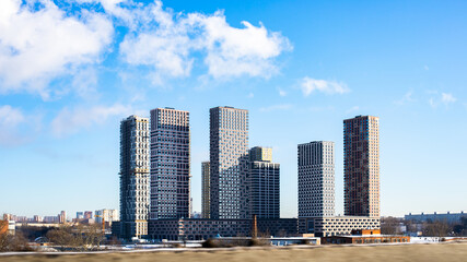 Obraz premium New skyscraper against the background of blue sky, beautiful new building residential complex, construction of residential apartments