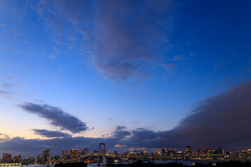 東京に沈む夕日　都市風景　夕焼け空
