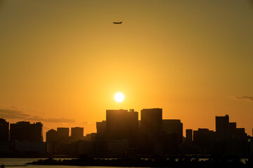 東京の上空を飛ぶ飛行機　美しい夕焼け空