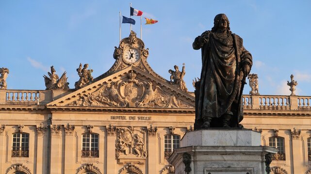 Statue de Stanislas Leszczynski, roi de Pologne / duc de Lorraine, devant l'h&ocirc;tel de ville / mairie de Nancy, sur la place Stanislas, en Meurthe-et-Moselle (France)