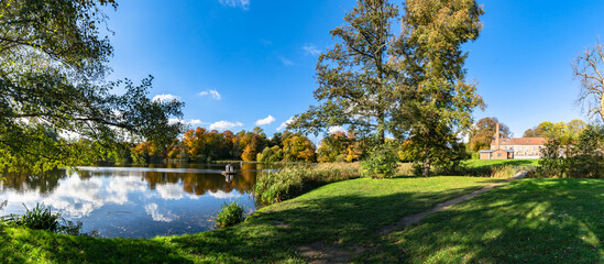 Schwanenteich im Schlosspark Putbus auf Rügen © textag