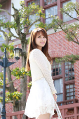 神戸北野異人館＿白い服の女性