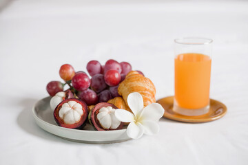 Focus on fruit. In a hotel room with fruit, place a tray on the bed to welcome the arrival of VIP guests