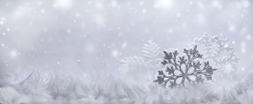 płatek śniegu, śnieżynka na srebrnym, jasnym tle, padający śnieg, zimowe tło
