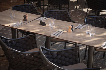 tables de terrasse de restaurant à l'ombre