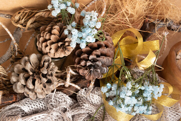 Composición de piñas y flores azules para decoración 