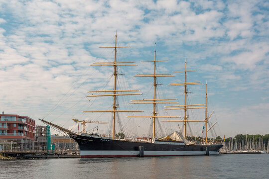 Segelschulschiff Passat 07/2021 im Hafen von Travem&uuml;nde