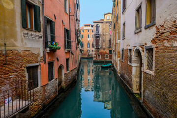 Obraz na płótnie Canvas Through the streets of Venice