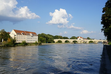 Fototapeta na wymiar Blick zur Steinernen Brücke in Regensburg