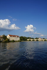 Fototapeta na wymiar Blick zur Steinernen Brücke in Regensburg