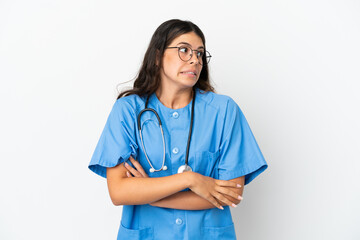 Young surgeon doctor caucasian woman isolated on white background making doubts gesture while lifting the shoulders