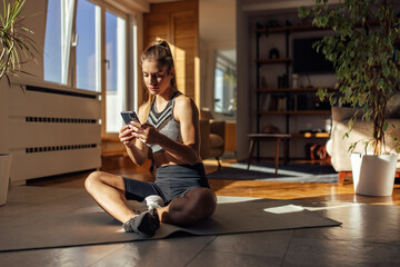 Young woman, skipping a set, to send a message