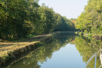 Promenade en bateau sur le canal de la Sarre anciennement canal des Houillères dans le département de la Moselle par un beau jour d'automne naissant