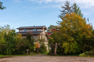 Hölzernes Wohnhaus mit Kanuverleih an der Eider in Schleswig-Holstein